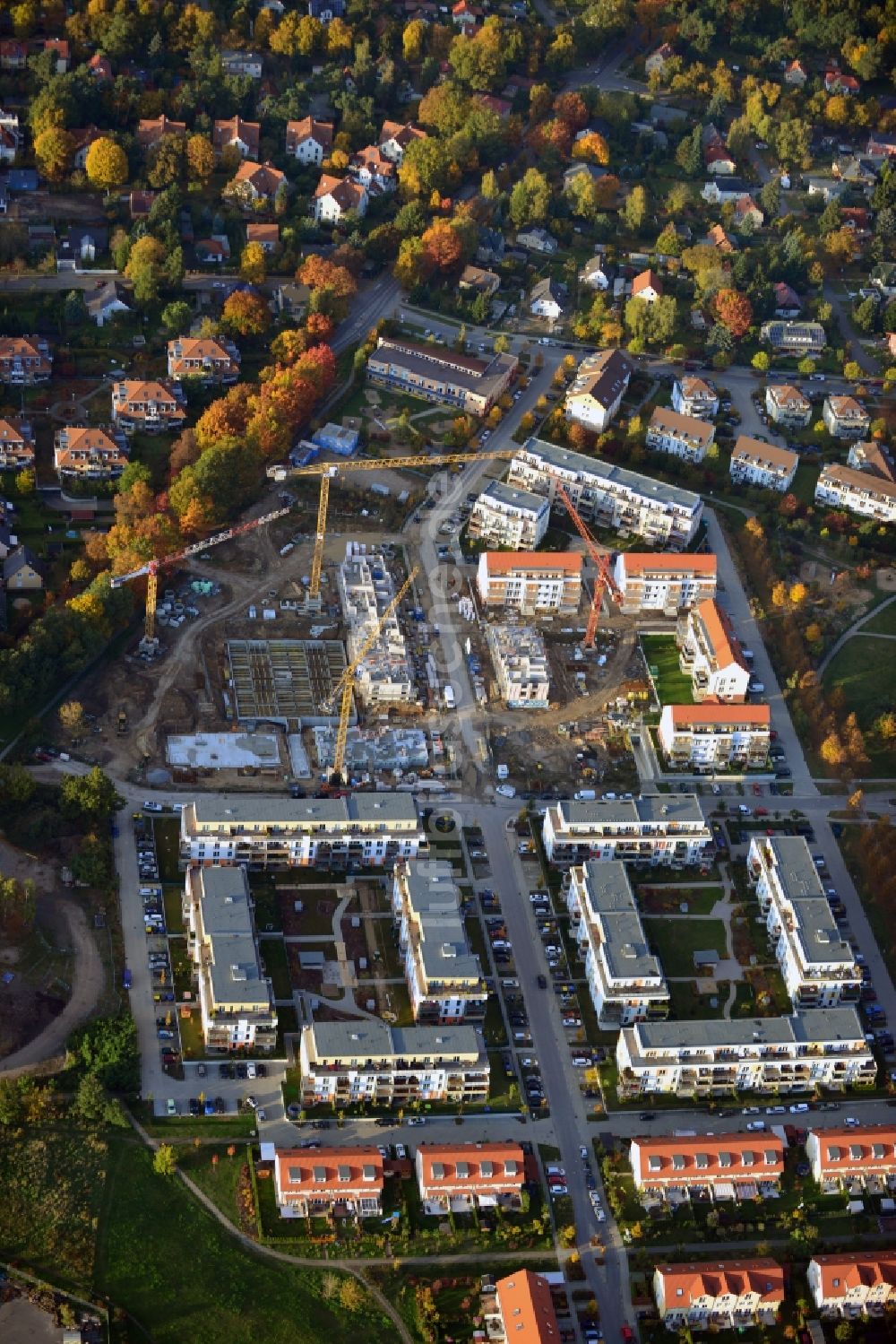 Glienicke / Nordbahn von oben - Baustellen zum Neubau von Mehrfamilienhäusern und Reihenhaus - Neubauten im Wohngebiet Sonnengarten der NCC Deutschland GmbH in Glienicke / Nordbahn im Bundesland Brandenburg