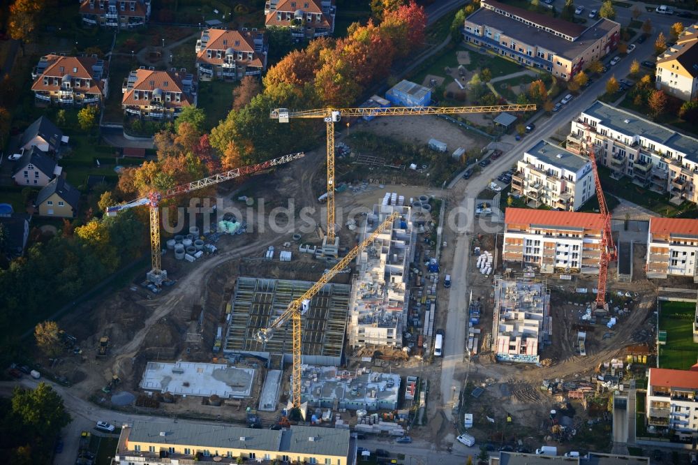 Glienicke / Nordbahn aus der Vogelperspektive: Baustellen zum Neubau von Mehrfamilienhäusern und Reihenhaus - Neubauten im Wohngebiet Sonnengarten der NCC Deutschland GmbH in Glienicke / Nordbahn im Bundesland Brandenburg