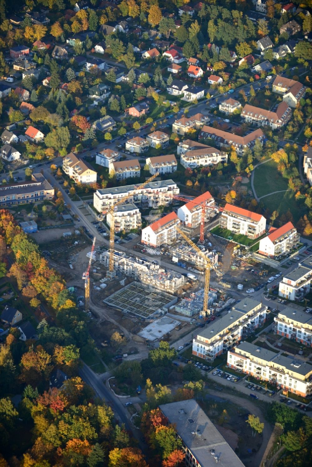 Glienicke / Nordbahn von oben - Baustellen zum Neubau von Mehrfamilienhäusern und Reihenhaus - Neubauten im Wohngebiet Sonnengarten der NCC Deutschland GmbH in Glienicke / Nordbahn im Bundesland Brandenburg