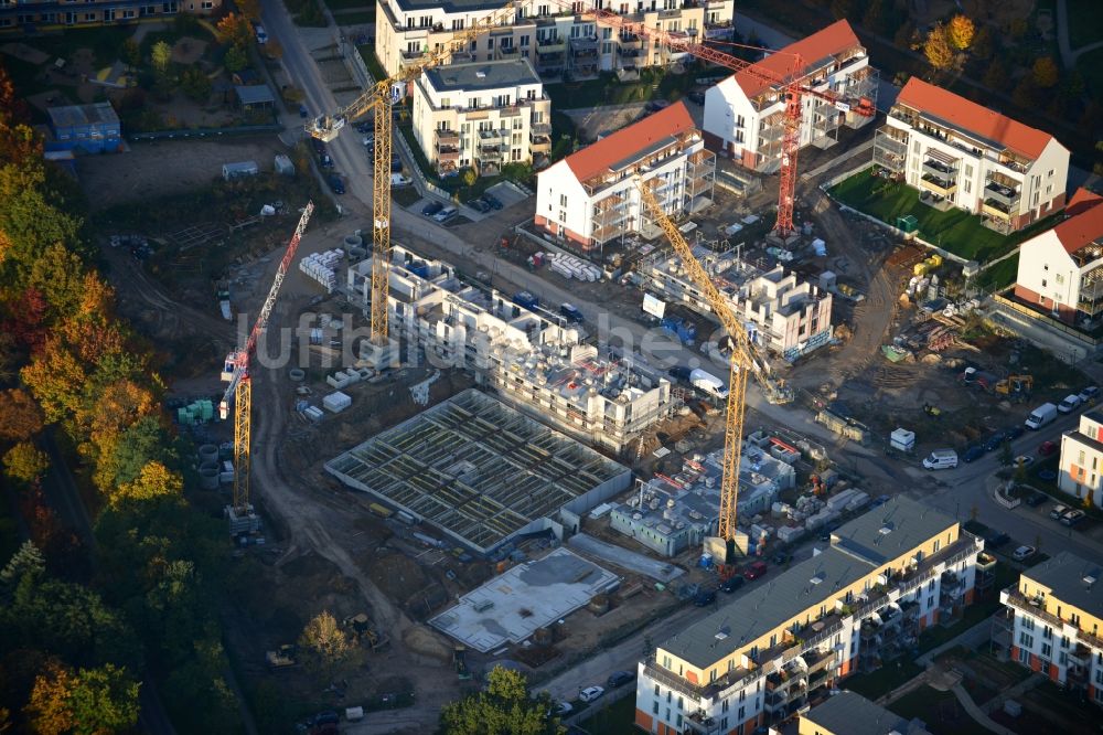 Glienicke / Nordbahn aus der Vogelperspektive: Baustellen zum Neubau von Mehrfamilienhäusern und Reihenhaus - Neubauten im Wohngebiet Sonnengarten der NCC Deutschland GmbH in Glienicke / Nordbahn im Bundesland Brandenburg