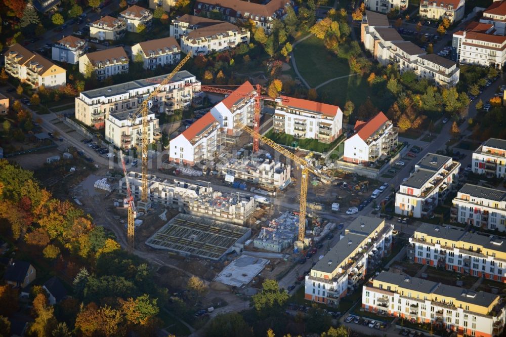 Glienicke / Nordbahn von oben - Baustellen zum Neubau von Mehrfamilienhäusern und Reihenhaus - Neubauten im Wohngebiet Sonnengarten der NCC Deutschland GmbH in Glienicke / Nordbahn im Bundesland Brandenburg