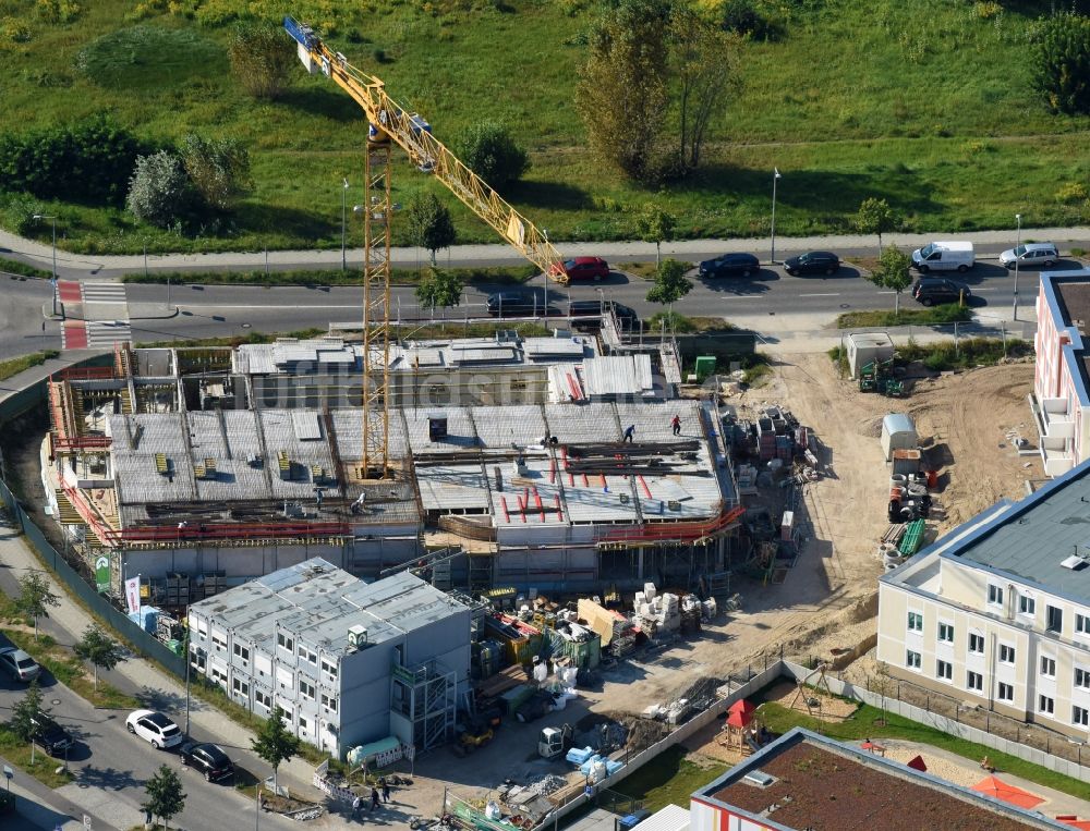 Berlin von oben - Baustellen zum Neubau eines Stadtquartiers des Projekts VivaCity von der Kondor Wessels Holding GmbH am Eisenhutweg in Berlin, Deutschland