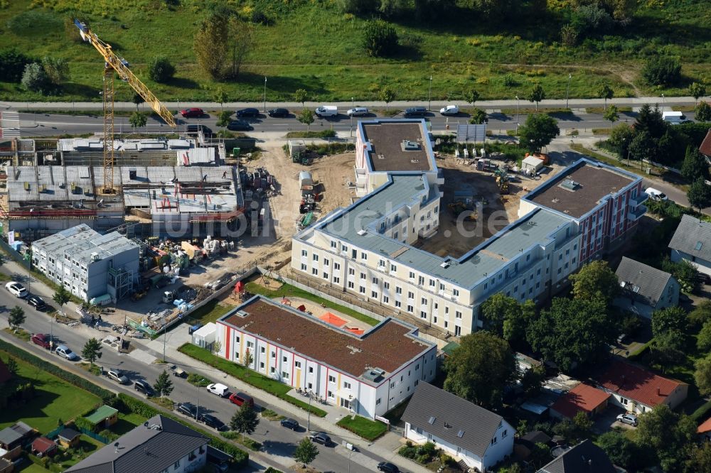 Berlin aus der Vogelperspektive: Baustellen zum Neubau eines Stadtquartiers des Projekts VivaCity von der Kondor Wessels Holding GmbH am Eisenhutweg in Berlin, Deutschland