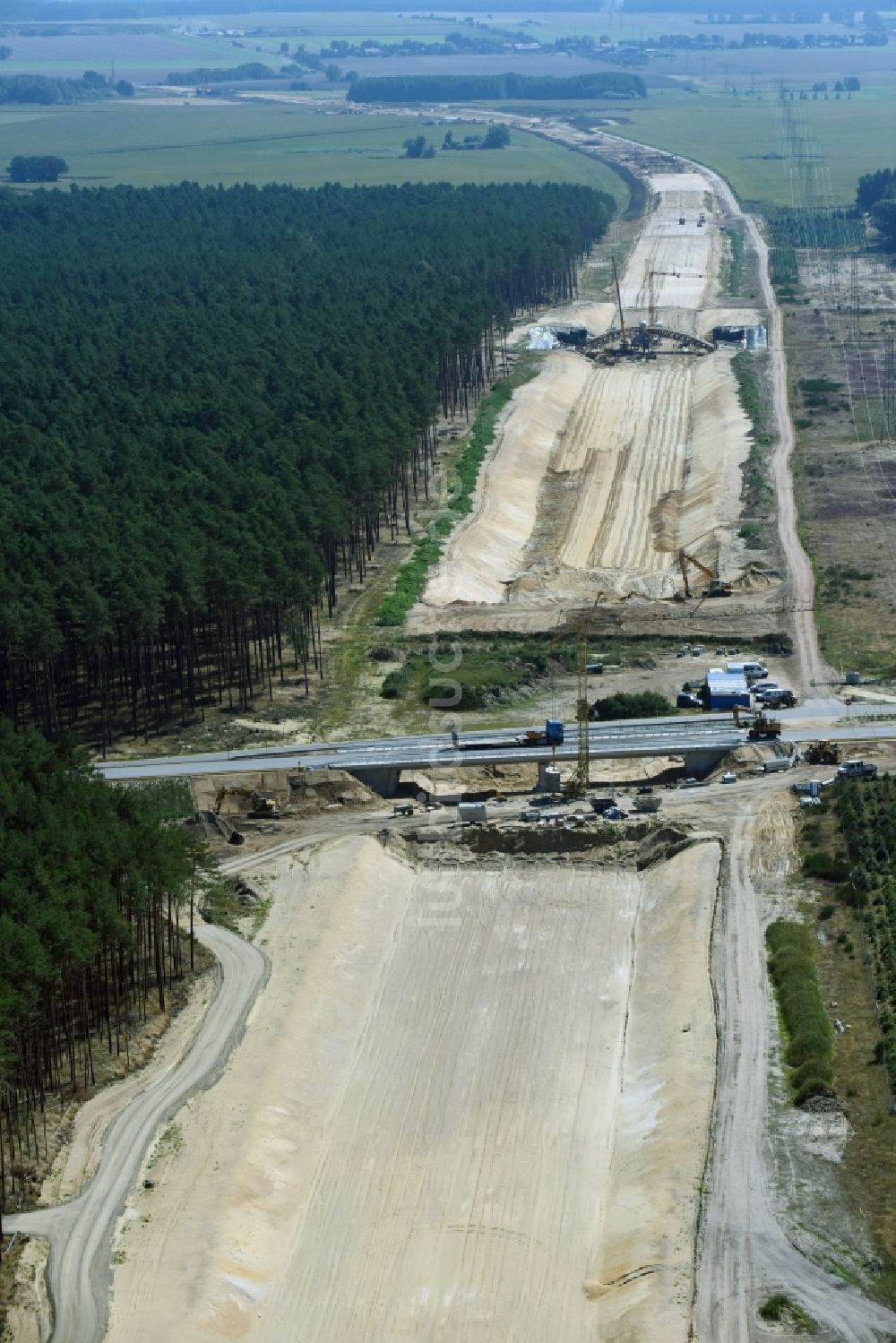 Luftaufnahme Kremmin - Baustellen zum Neubau von Straßen- Brückenbauwerken über die Trasse der A14 in Kremmin im Bundesland Mecklenburg-Vorpommern