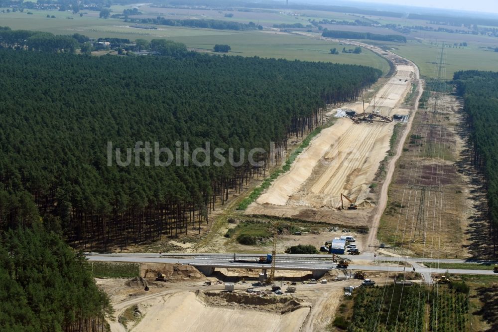 Kremmin aus der Vogelperspektive: Baustellen zum Neubau von Straßen- Brückenbauwerken über die Trasse der A14 in Kremmin im Bundesland Mecklenburg-Vorpommern