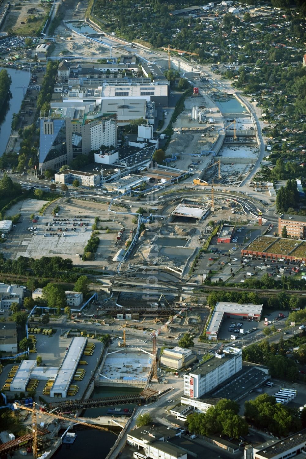 Berlin aus der Vogelperspektive: Baustellen zum Neubau der Verlängerung der Stadtautobahn A100 in Berlin Neukölln