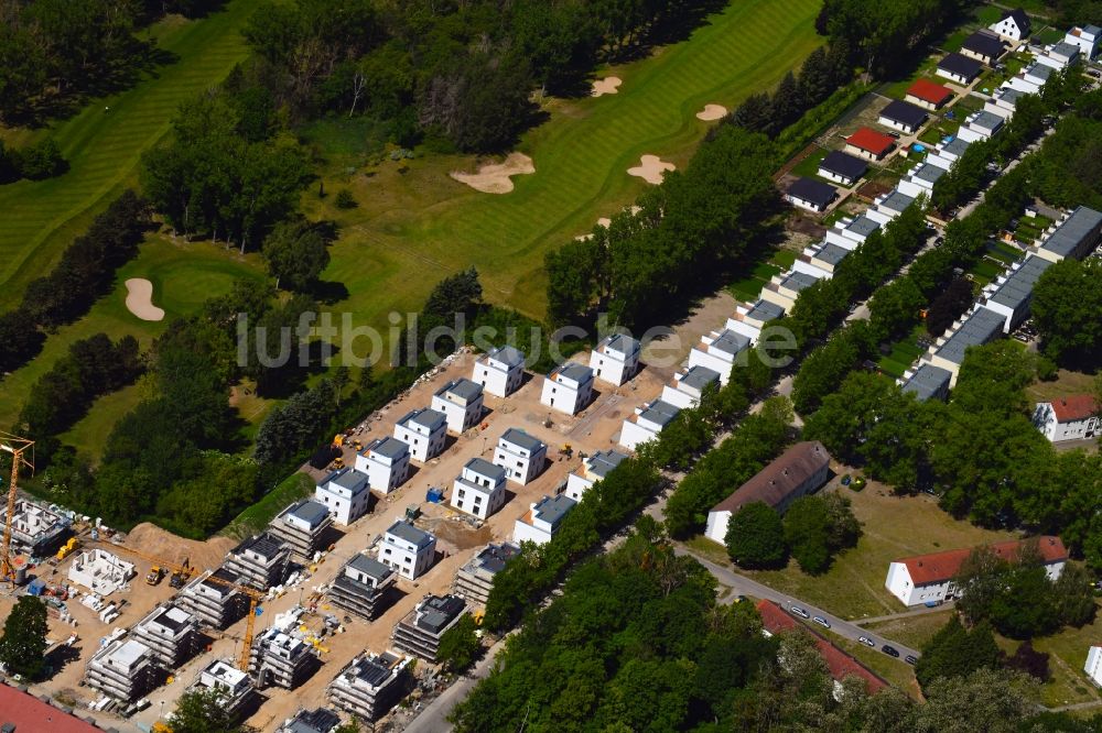 Luftaufnahme Berlin - Baustellen zum Neubau- Wohngebiet einer Einfamilienhaus- Siedlung Amberbaumallee - Moorbirkenweg im Ortsteil Kladow in Berlin, Deutschland