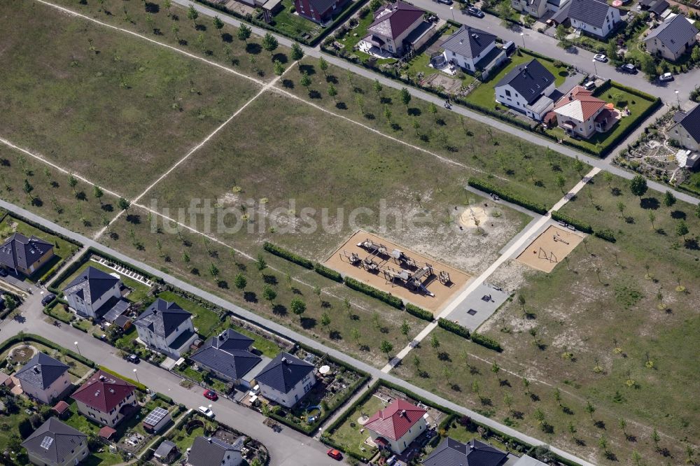 Luftaufnahme Berlin - Baustellen zum Neubau- Wohngebiet einer Einfamilienhaus- Siedlung in Berlin