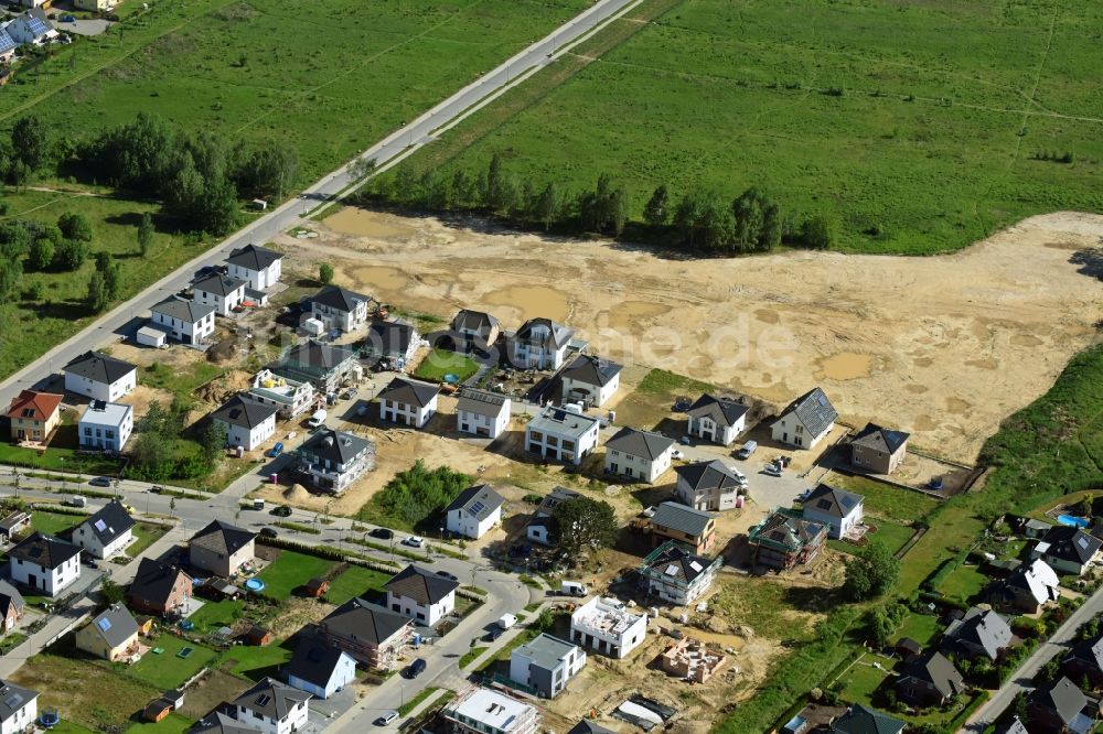 Hoppegarten aus der Vogelperspektive: Baustellen zum Neubau- Wohngebiet einer Einfamilienhaus- Siedlung an der Bisamstraße - Waschbärweg in Hoppegarten im Bundesland Brandenburg, Deutschland