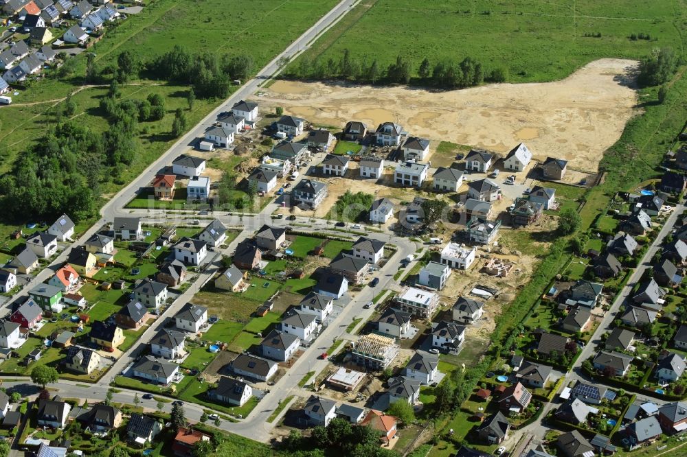 Luftbild Hoppegarten - Baustellen zum Neubau- Wohngebiet einer Einfamilienhaus- Siedlung an der Bisamstraße - Waschbärweg in Hoppegarten im Bundesland Brandenburg, Deutschland