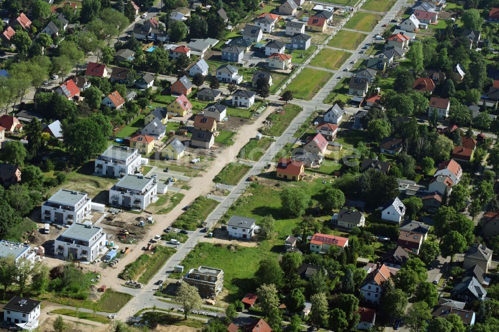 Hoppegarten von oben - Baustellen zum Neubau- Wohngebiet einer Einfamilienhaus- Siedlung an der Bisamstraße - Waschbärweg in Hoppegarten im Bundesland Brandenburg, Deutschland