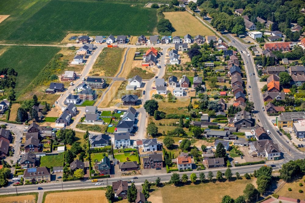 Voerde (Niederrhein) aus der Vogelperspektive: Baustellen zum Neubau- Wohngebiet einer Einfamilienhaus- Siedlung Brombeerweg - Wisselmannweg im Ortsteil Friedrichsfeld in Voerde (Niederrhein) im Bundesland Nordrhein-Westfalen