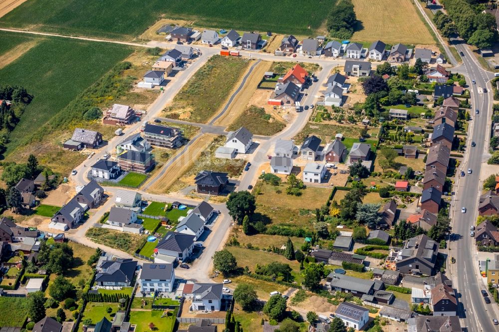 Luftbild Voerde (Niederrhein) - Baustellen zum Neubau- Wohngebiet einer Einfamilienhaus- Siedlung Brombeerweg - Wisselmannweg im Ortsteil Friedrichsfeld in Voerde (Niederrhein) im Bundesland Nordrhein-Westfalen