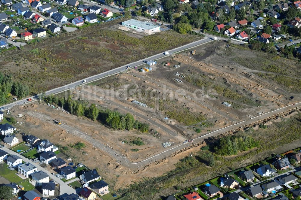 Berlin von oben - Baustellen zum Neubau- Wohngebiet einer Einfamilienhaus- Siedlung der degewo AG an der Stralsunder Straße im Ortsteil Mahlsdorf in Berlin, Deutschland