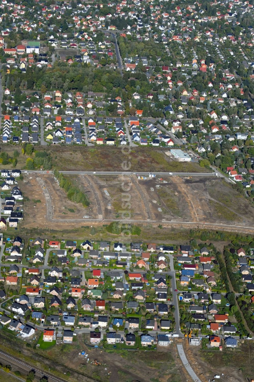 Luftaufnahme Berlin - Baustellen zum Neubau- Wohngebiet einer Einfamilienhaus- Siedlung der degewo AG an der Stralsunder Straße im Ortsteil Mahlsdorf in Berlin, Deutschland