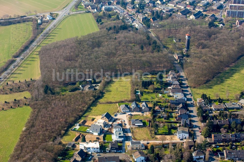 Luftaufnahme Moers - Baustellen zum Neubau- Wohngebiet einer Einfamilienhaus- Siedlung gegenüber des alten Wasserturms entlang der Vinner Straße in Moers im Bundesland Nordrhein-Westfalen