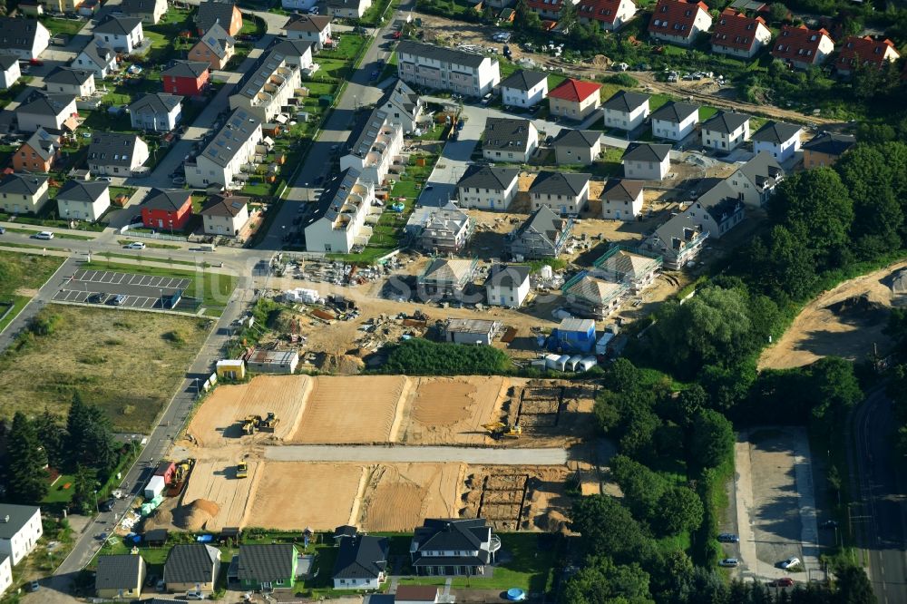 Berlin aus der Vogelperspektive: Baustellen zum Neubau- Wohngebiet einer Einfamilienhaus- Siedlung Hermineweg - Malevkeweg im Ortsteil Mahlsdorf in Berlin, Deutschland