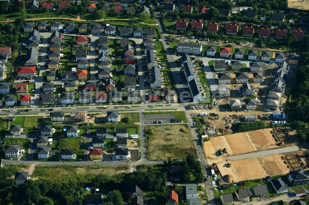 Luftaufnahme Berlin - Baustellen zum Neubau- Wohngebiet einer Einfamilienhaus- Siedlung Hermineweg - Malevkeweg im Ortsteil Mahlsdorf in Berlin, Deutschland