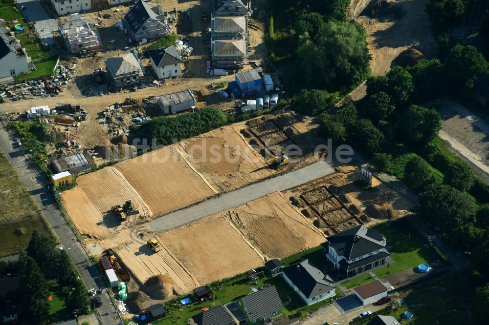 Berlin von oben - Baustellen zum Neubau- Wohngebiet einer Einfamilienhaus- Siedlung Hermineweg - Malevkeweg im Ortsteil Mahlsdorf in Berlin, Deutschland