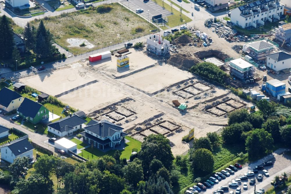 Berlin aus der Vogelperspektive: Baustellen zum Neubau- Wohngebiet einer Einfamilienhaus- Siedlung Hermineweg - Theodorstraße im Ortsteil Mahlsdorf in Berlin, Deutschland