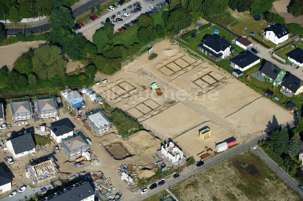 Luftaufnahme Berlin - Baustellen zum Neubau- Wohngebiet einer Einfamilienhaus- Siedlung Hermineweg - Theodorstraße im Ortsteil Mahlsdorf in Berlin, Deutschland