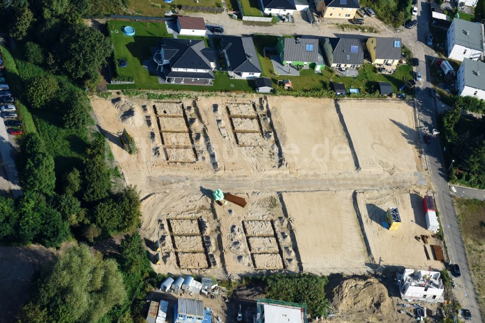 Berlin von oben - Baustellen zum Neubau- Wohngebiet einer Einfamilienhaus- Siedlung Hermineweg - Theodorstraße im Ortsteil Mahlsdorf in Berlin, Deutschland