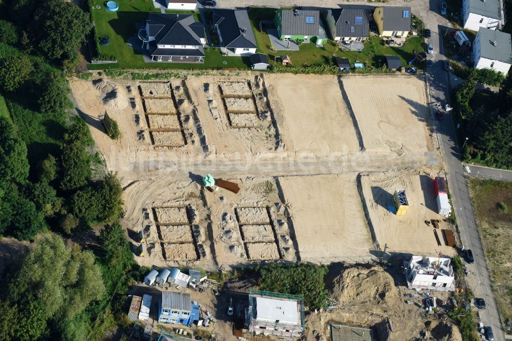 Berlin aus der Vogelperspektive: Baustellen zum Neubau- Wohngebiet einer Einfamilienhaus- Siedlung Hermineweg - Theodorstraße im Ortsteil Mahlsdorf in Berlin, Deutschland