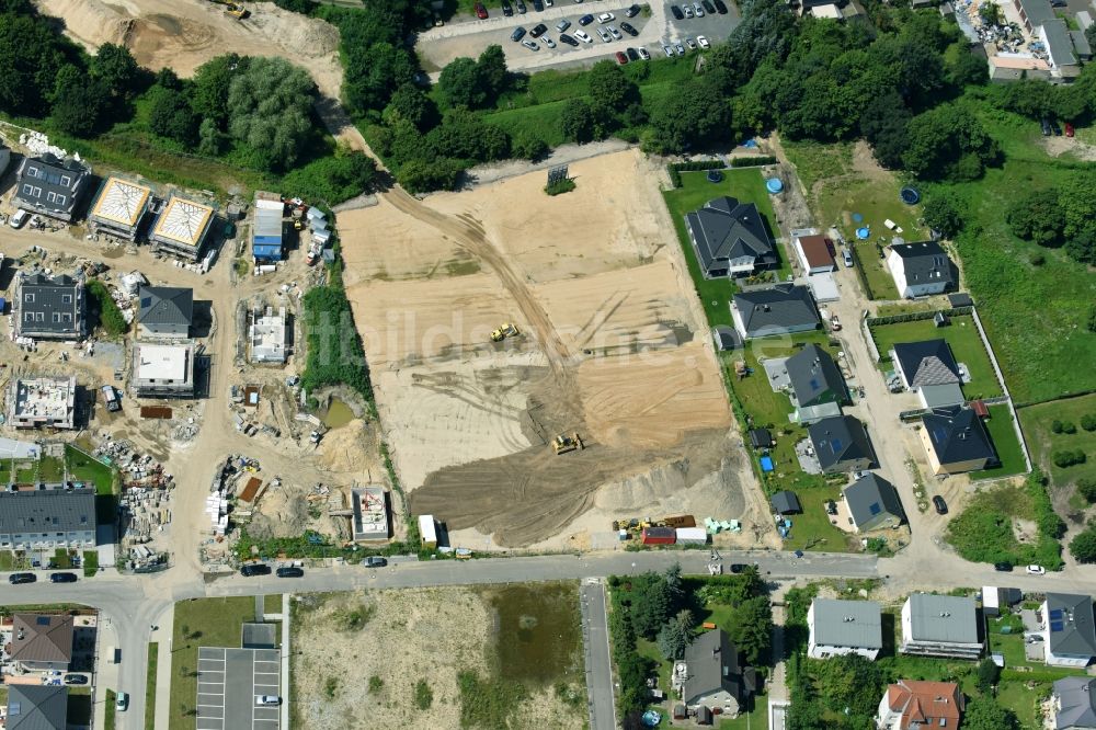 Luftaufnahme Berlin - Baustellen zum Neubau- Wohngebiet einer Einfamilienhaus- Siedlung Hermineweg - Theodorstraße im Ortsteil Mahlsdorf in Berlin, Deutschland