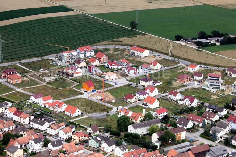 Kandel aus der Vogelperspektive: Baustellen zum Neubau- Wohngebiet einer Einfamilienhaus- Siedlung Am Höhenweg in Kandel im Bundesland Rheinland-Pfalz