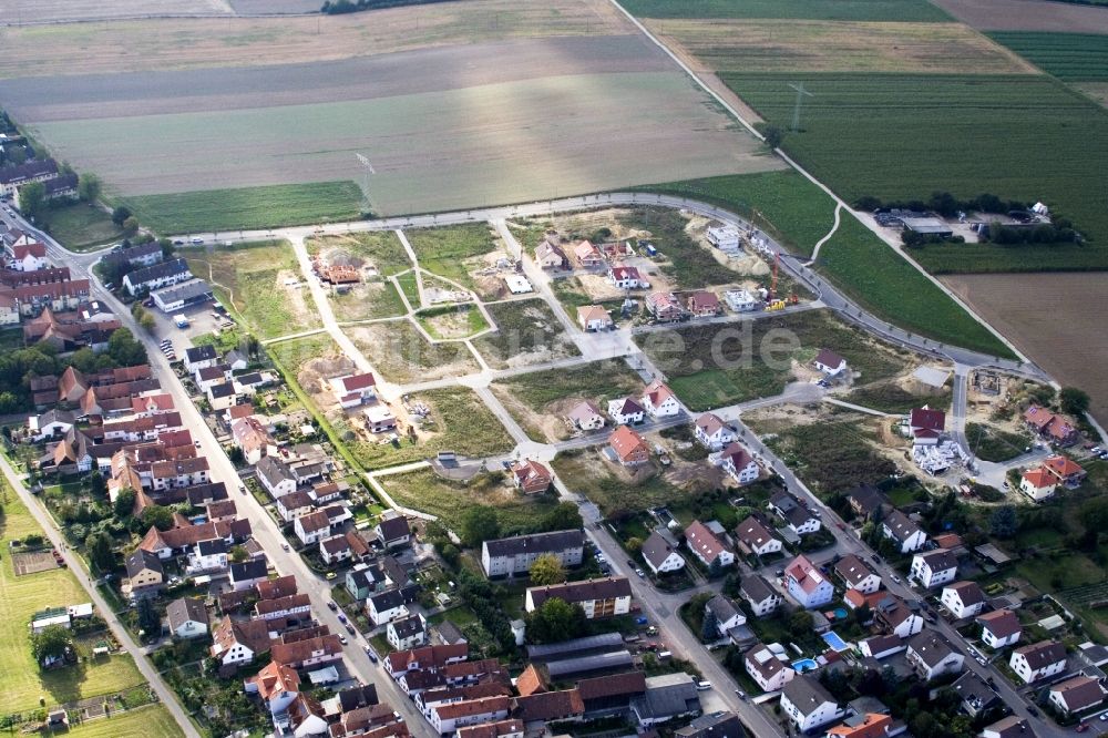 Kandel aus der Vogelperspektive: Baustellen zum Neubau- Wohngebiet einer Einfamilienhaus- Siedlung Am Höhenweg in Kandel im Bundesland Rheinland-Pfalz