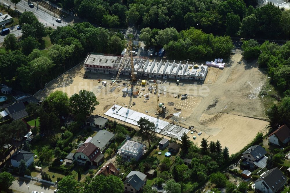 Luftaufnahme Berlin - Baustellen zum Neubau- Wohngebiet einer Einfamilienhaus- Siedlung am Hultschiner Damm 292 im Ortsteil Mahlsdorf in Berlin, Deutschland