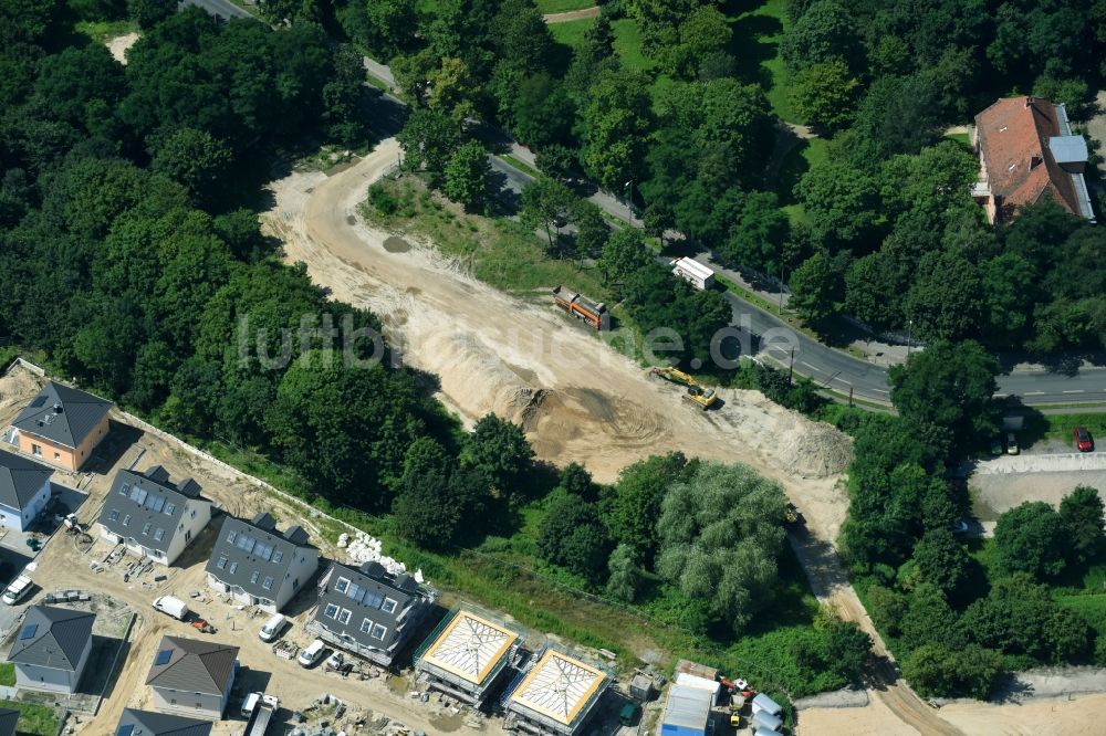 Luftaufnahme Berlin - Baustellen zum Neubau- Wohngebiet einer Einfamilienhaus- Siedlung am Hultschiner Damm im Ortsteil Mahlsdorf in Berlin, Deutschland