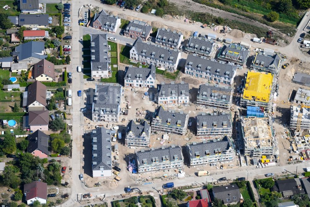 Berlin von oben - Baustellen zum Neubau- Wohngebiet einer Einfamilienhaus- Siedlung Möwenweg - Grüne Aue im Ortsteil Biesdorf in Berlin, Deutschland