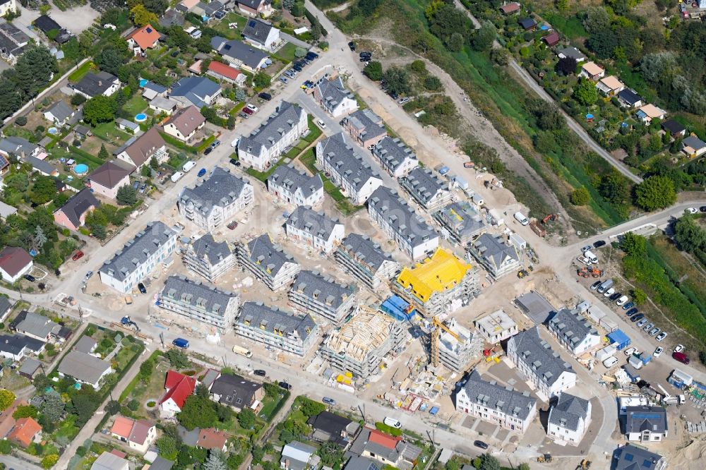 Berlin aus der Vogelperspektive: Baustellen zum Neubau- Wohngebiet einer Einfamilienhaus- Siedlung Möwenweg - Grüne Aue im Ortsteil Biesdorf in Berlin, Deutschland