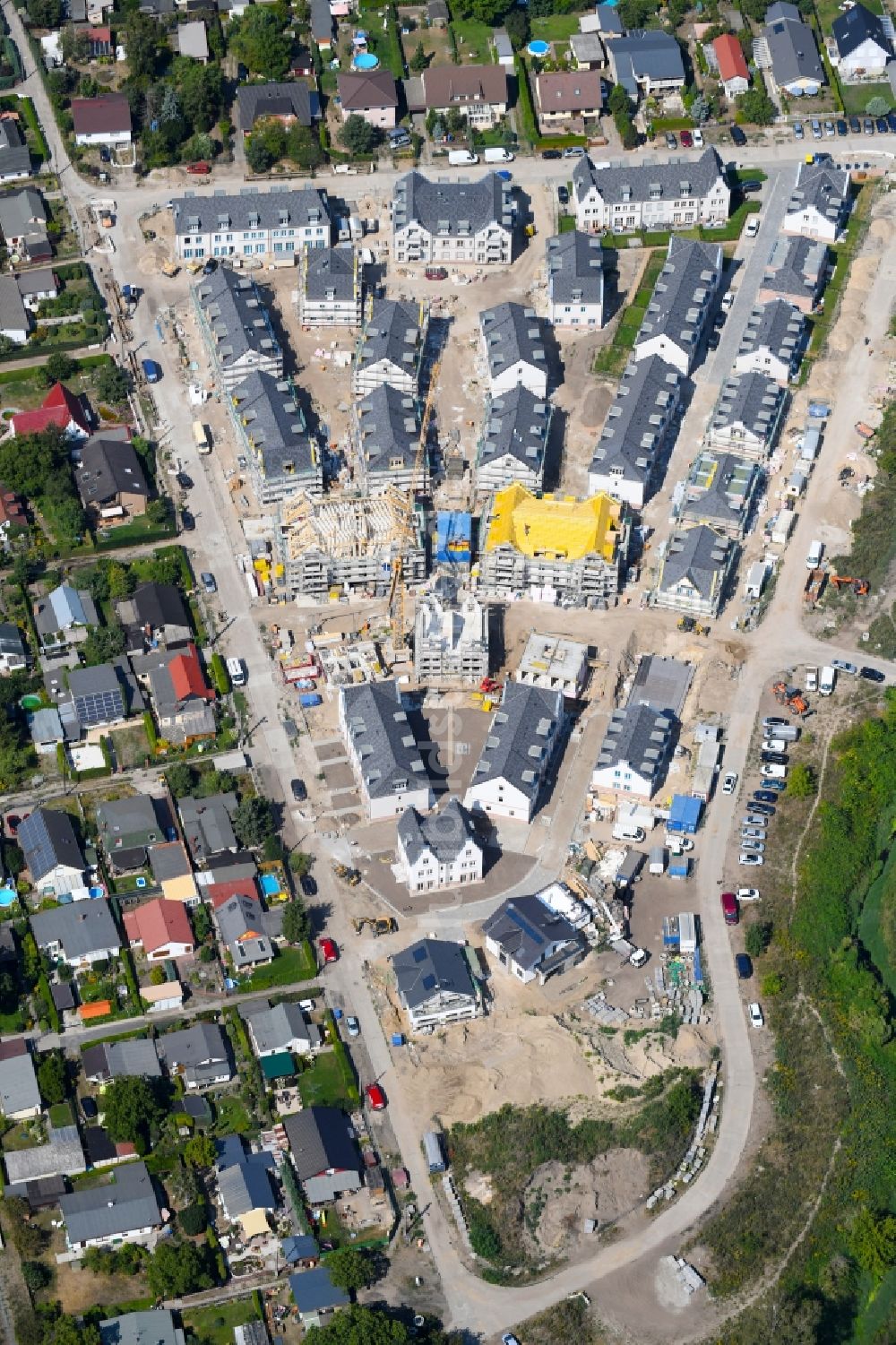 Berlin von oben - Baustellen zum Neubau- Wohngebiet einer Einfamilienhaus- Siedlung Möwenweg - Grüne Aue im Ortsteil Biesdorf in Berlin, Deutschland