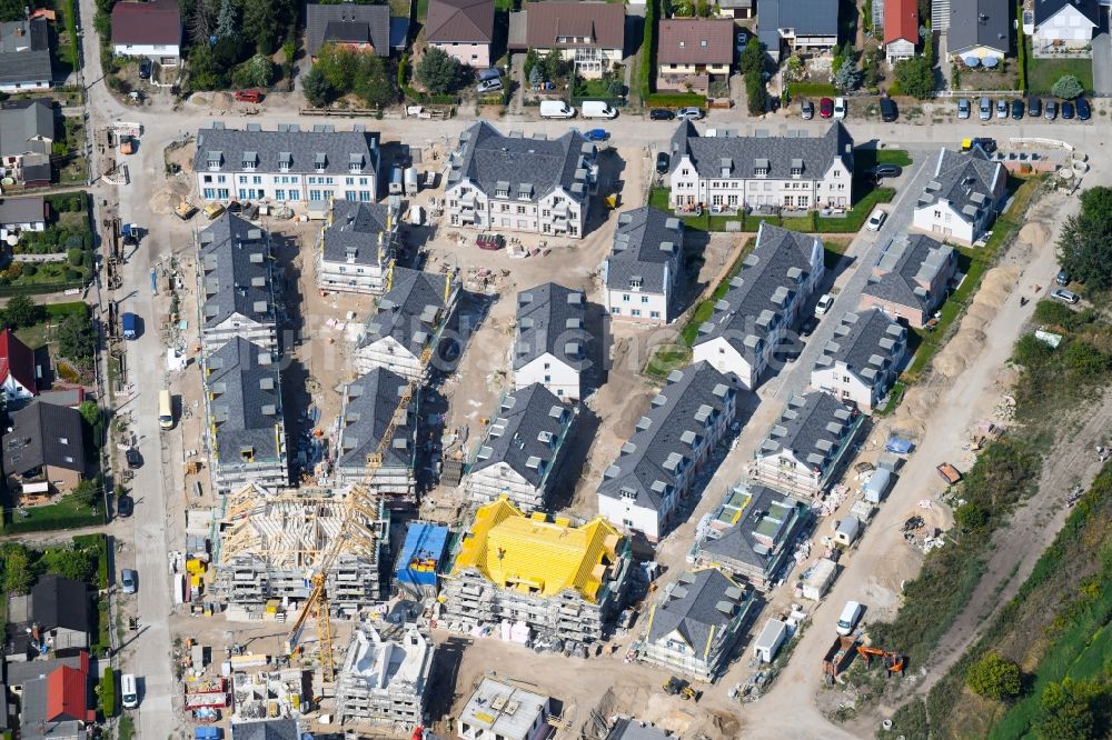 Berlin aus der Vogelperspektive: Baustellen zum Neubau- Wohngebiet einer Einfamilienhaus- Siedlung Möwenweg - Grüne Aue im Ortsteil Biesdorf in Berlin, Deutschland