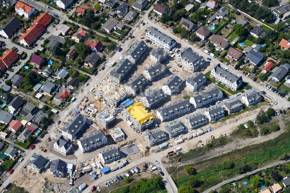 Luftaufnahme Berlin - Baustellen zum Neubau- Wohngebiet einer Einfamilienhaus- Siedlung Möwenweg - Grüne Aue im Ortsteil Biesdorf in Berlin, Deutschland