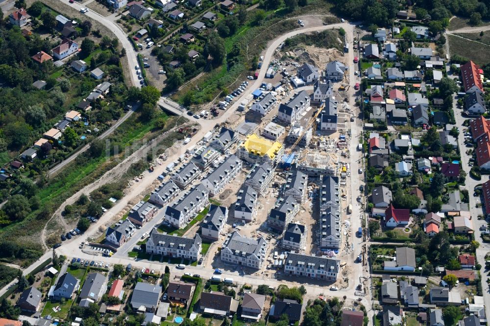 Luftbild Berlin - Baustellen zum Neubau- Wohngebiet einer Einfamilienhaus- Siedlung Möwenweg - Grüne Aue im Ortsteil Biesdorf in Berlin, Deutschland