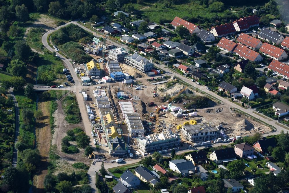 Luftaufnahme Berlin - Baustellen zum Neubau- Wohngebiet einer Einfamilienhaus- Siedlung Möwenweg - Grüne Aue im Ortsteil Kaulsdorf in Berlin, Deutschland