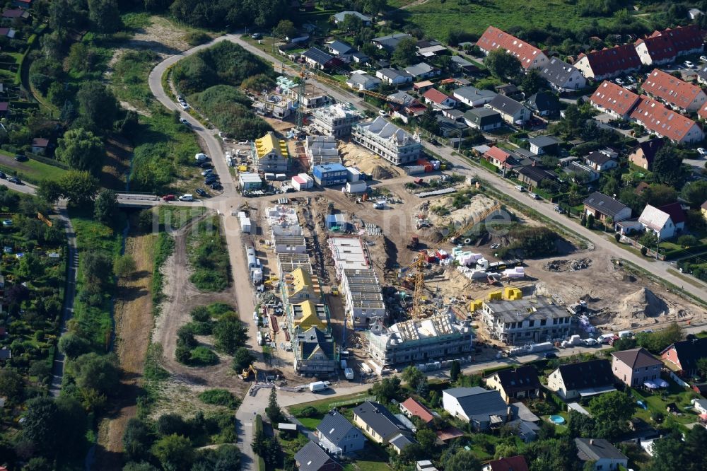 Berlin von oben - Baustellen zum Neubau- Wohngebiet einer Einfamilienhaus- Siedlung Möwenweg - Grüne Aue im Ortsteil Kaulsdorf in Berlin, Deutschland