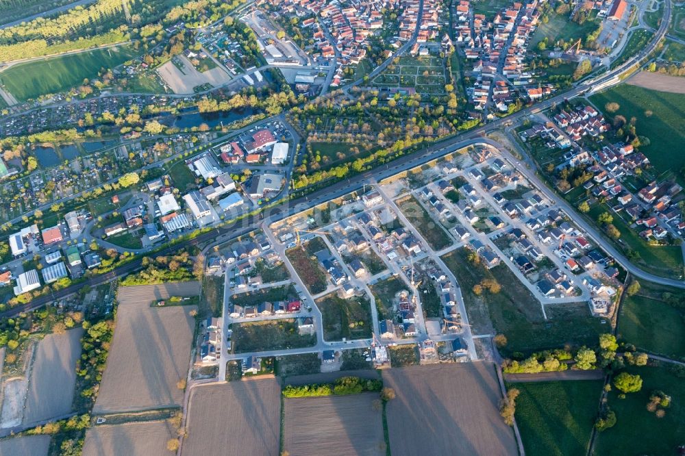 Wörth am Rhein von oben - Baustellen zum Neubau- Wohngebiet einer Einfamilienhaus- Siedlung In den Niederwiesen in Wörth am Rhein im Bundesland Rheinland-Pfalz, Deutschland