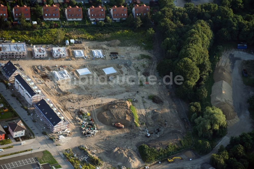 Luftaufnahme Berlin - Baustellen zum Neubau- Wohngebiet einer Einfamilienhaus- Siedlung im Ortsteil Mahlsdorf in Berlin