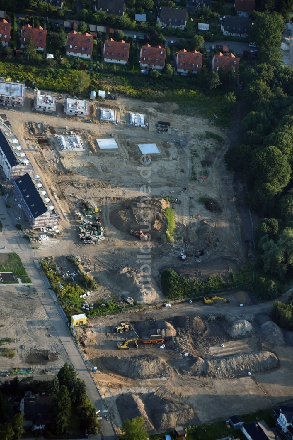 Berlin aus der Vogelperspektive: Baustellen zum Neubau- Wohngebiet einer Einfamilienhaus- Siedlung im Ortsteil Mahlsdorf in Berlin