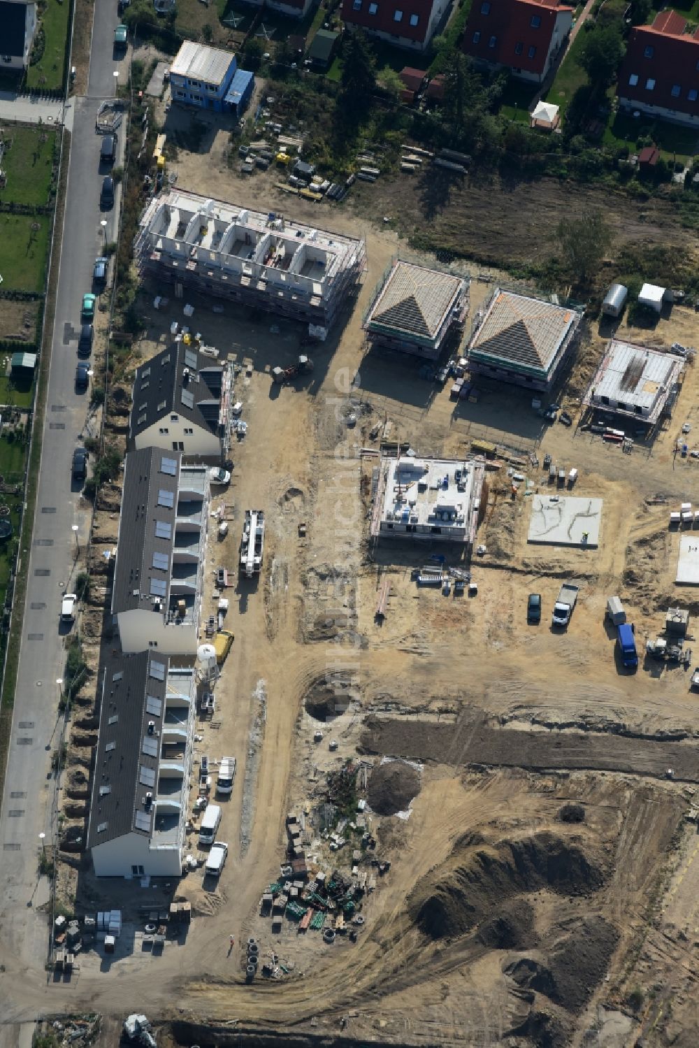 Luftaufnahme Berlin - Baustellen zum Neubau- Wohngebiet einer Einfamilienhaus- Siedlung im Ortsteil Mahlsdorf in Berlin