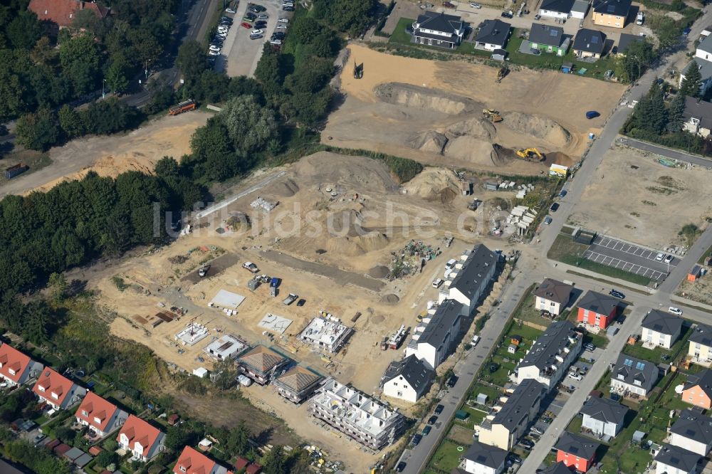 Luftaufnahme Berlin - Baustellen zum Neubau- Wohngebiet einer Einfamilienhaus- Siedlung im Ortsteil Mahlsdorf in Berlin