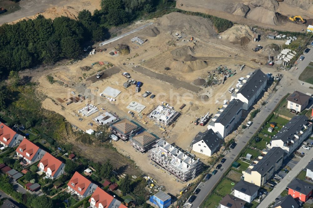 Berlin von oben - Baustellen zum Neubau- Wohngebiet einer Einfamilienhaus- Siedlung im Ortsteil Mahlsdorf in Berlin