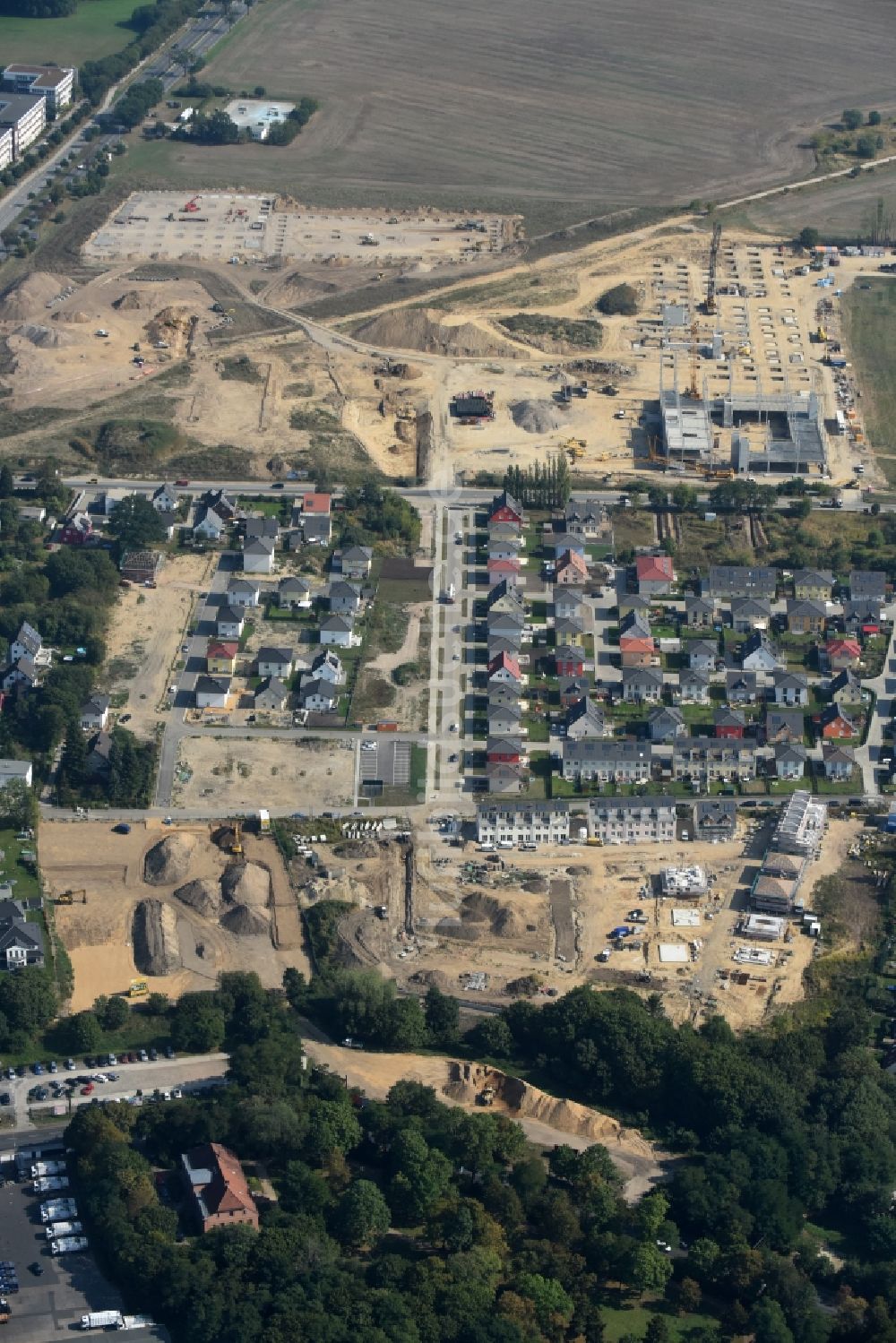 Luftaufnahme Berlin - Baustellen zum Neubau- Wohngebiet einer Einfamilienhaus- Siedlung im Ortsteil Mahlsdorf in Berlin