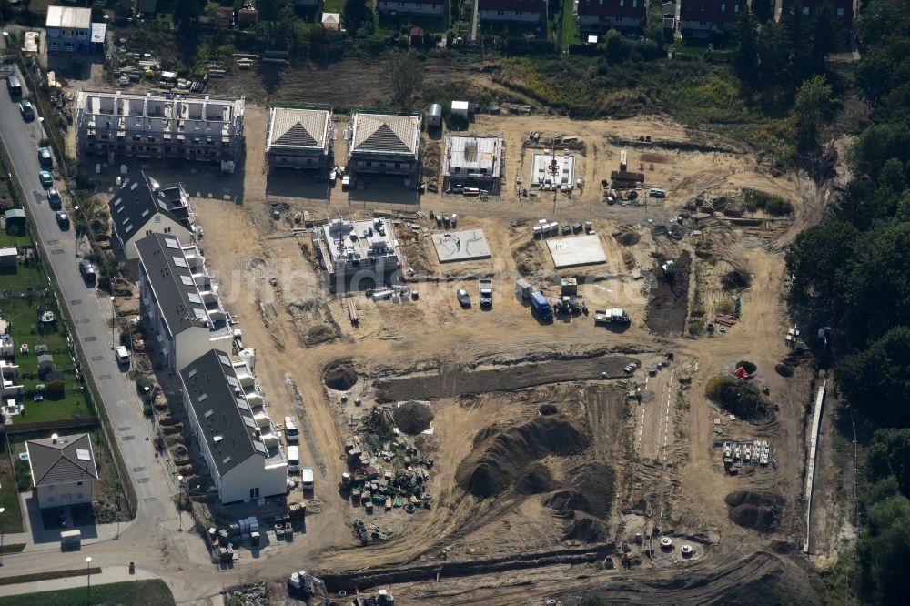 Berlin von oben - Baustellen zum Neubau- Wohngebiet einer Einfamilienhaus- Siedlung im Ortsteil Mahlsdorf in Berlin