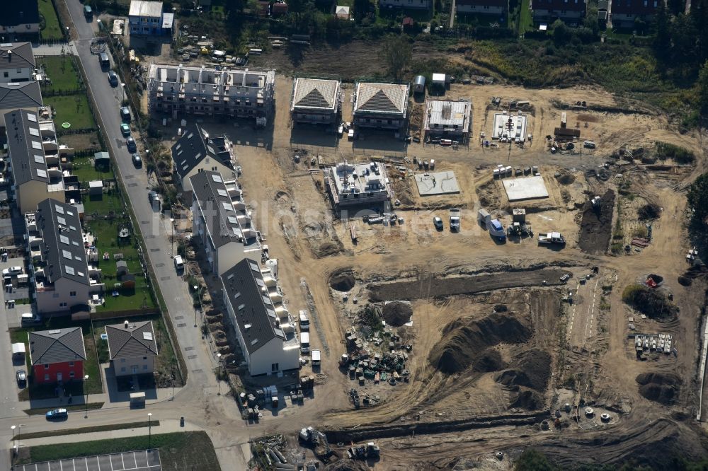 Berlin aus der Vogelperspektive: Baustellen zum Neubau- Wohngebiet einer Einfamilienhaus- Siedlung im Ortsteil Mahlsdorf in Berlin