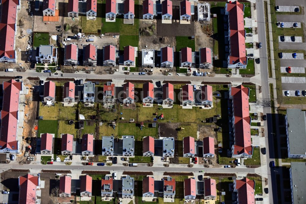 Luftbild Berlin - Baustellen zum Neubau- Wohngebiet einer Einfamilienhaus- Siedlung Regener Straße - Viehtacher Straße im Ortsteil Karlshorst in Berlin